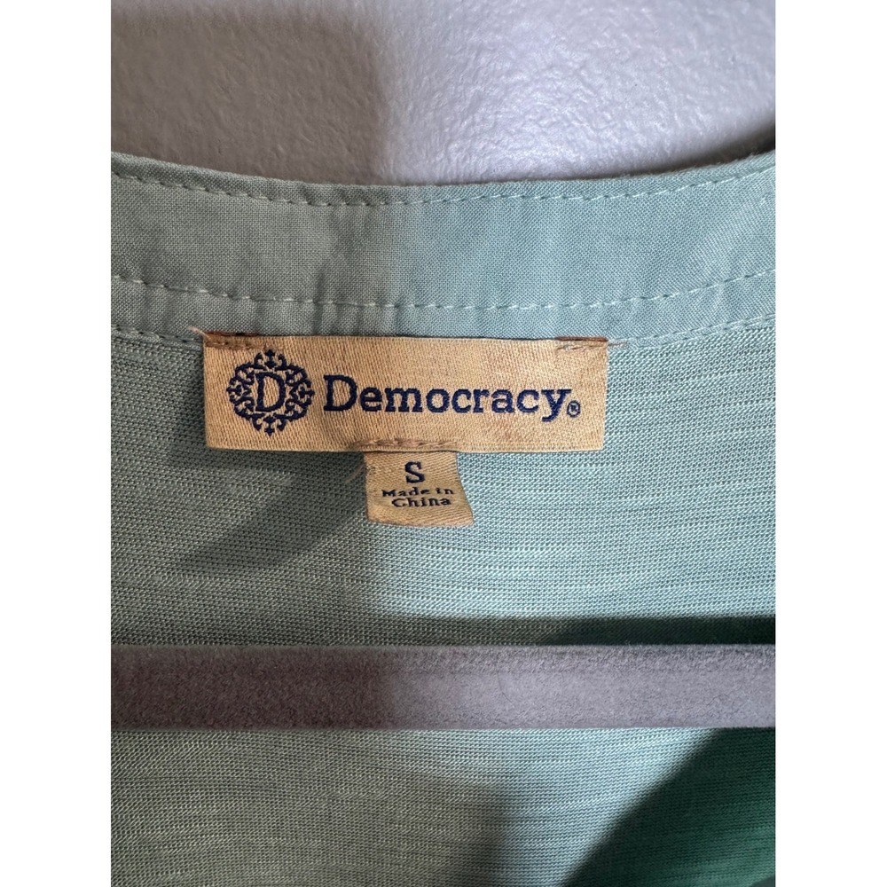 Democracy Womens Sage Green Embroidered V-Neck 3/4 Roll-Tab Sleeve‎ Top Small - Picture 3 of 7